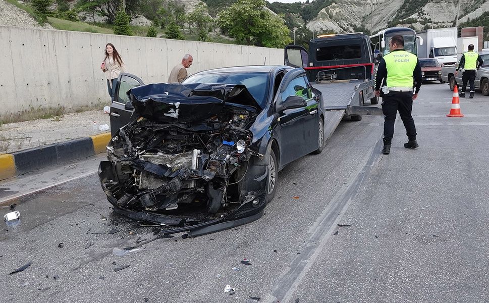 Antalya Kavşağı'nda zincirleme kaza: 5 yaralı