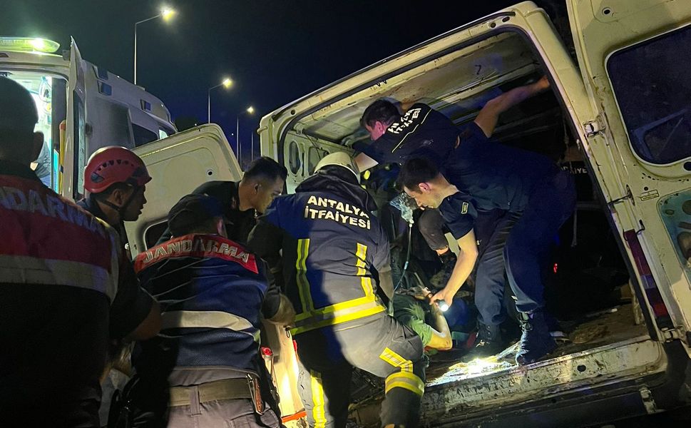 Alanya'da aracıyla istinat duvarına çarptı: 1 ölü