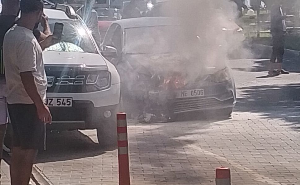 Alanya'da yandı: Otomobil kullanılamaz hale geldi