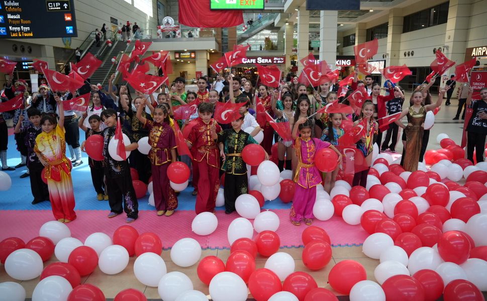 Antalya Havalimanı'nda bayram coşkusu