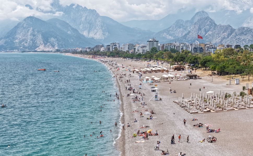 Antalya Sahili'nde tatilci yoğunluğu