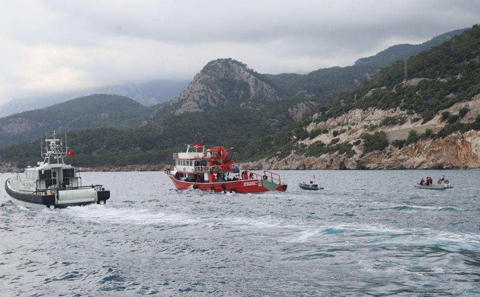 Antalya'da deniz dibinden 500 metre uzunluğunda hayalet ağ çıkarıldı