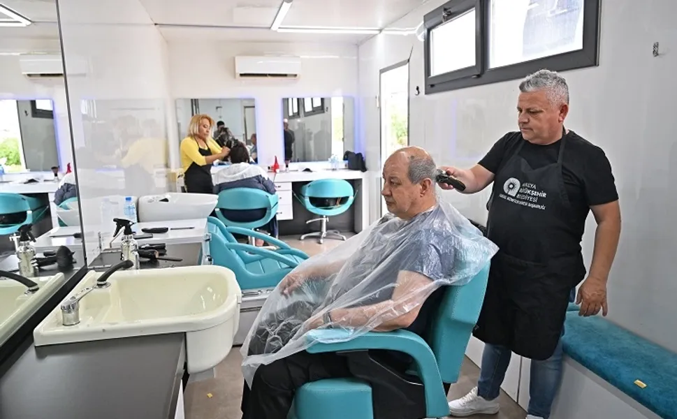 Antalya’da Mobil Kuaför Tırı yaşlılara bayram sürprizi yaptı