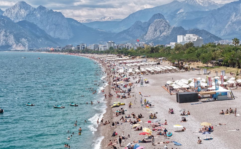 Bayramın 3'üncü gününde Antalya'da sahillerde yoğunluk