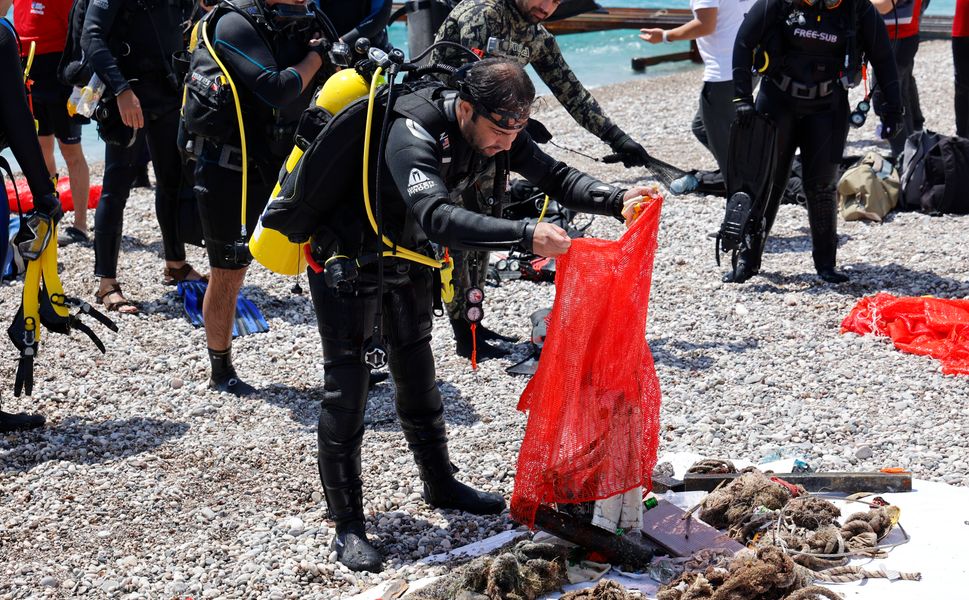 Antalya'da denizden 20 ton atık çıkartıldı