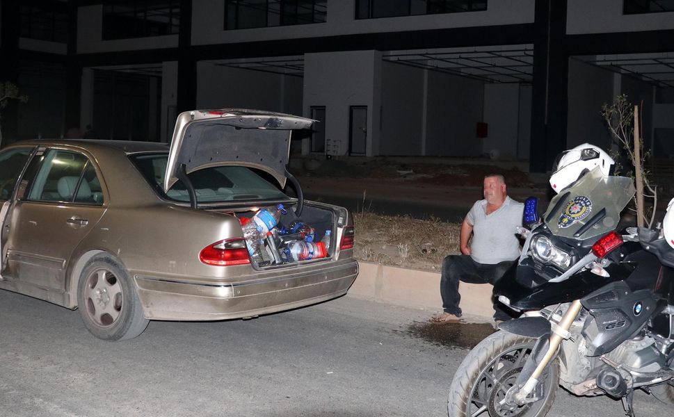 Antalya'da ehliyetsiz sürücü polisten kaçtı