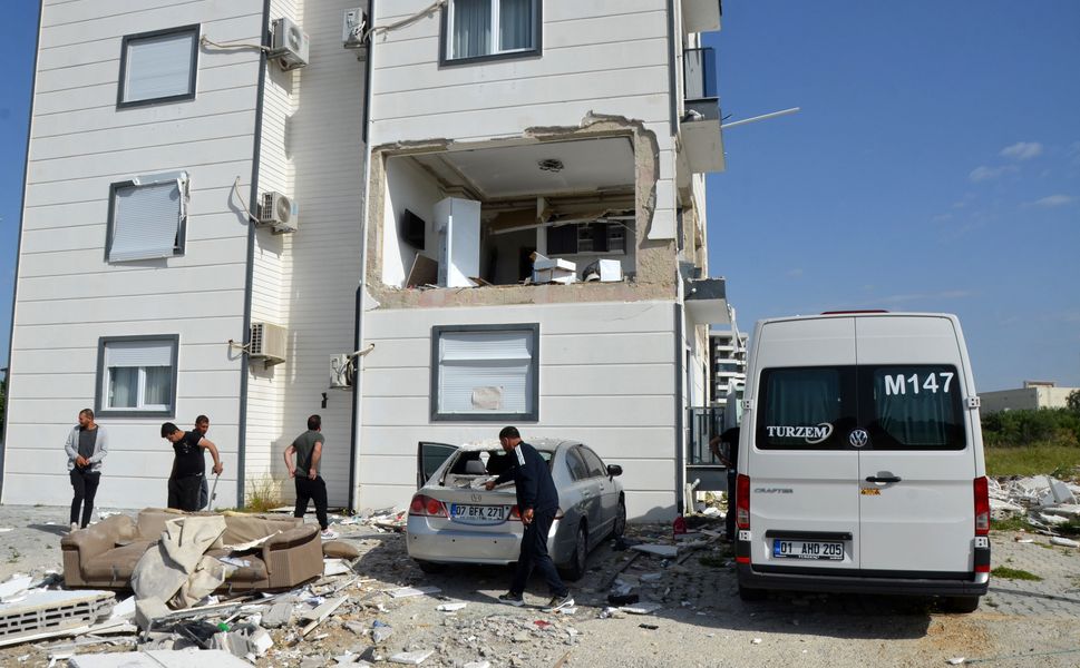 Evde gaz sıkışması nedeniyle patlama: 1 yaralı
