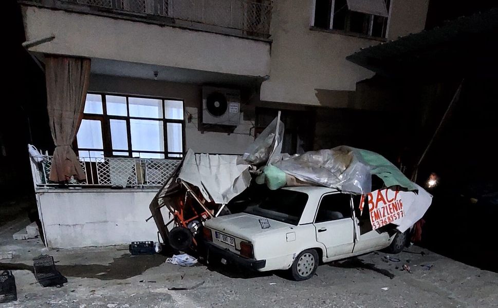 Antalya'da otomobil depoya çarptı: 1 yaralı