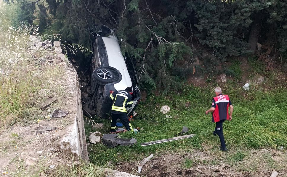 Şarampole devrilen otomobilde 4 kişi yaralandı
