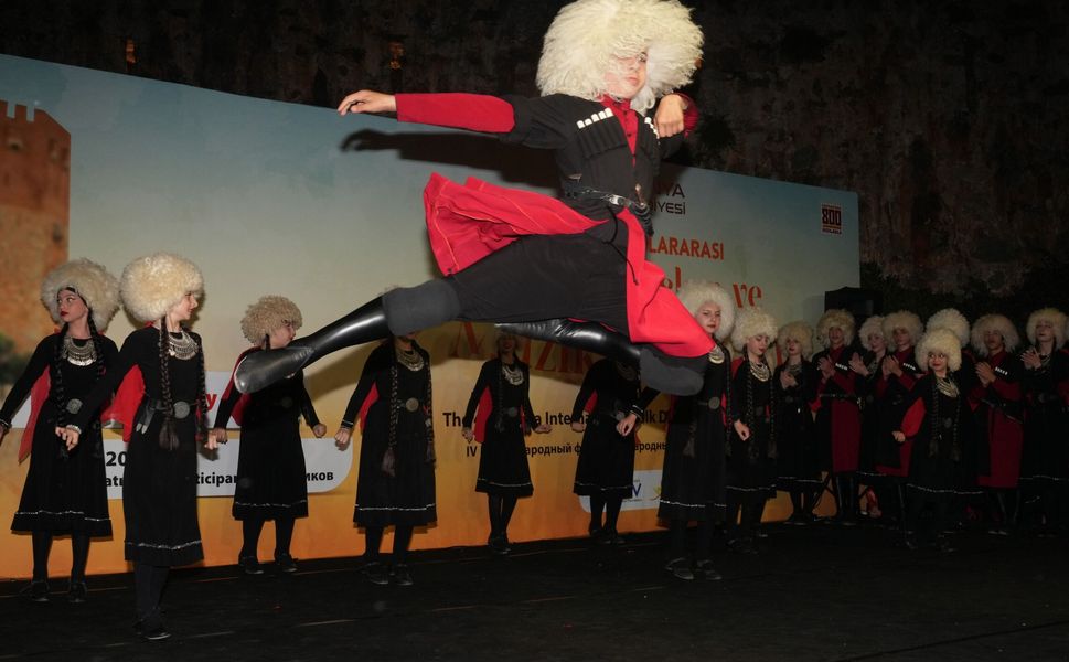 Alanya Uluslararası 4. Halk Dansları ve Müzik Festivali renkli görüntülere sahne oldu