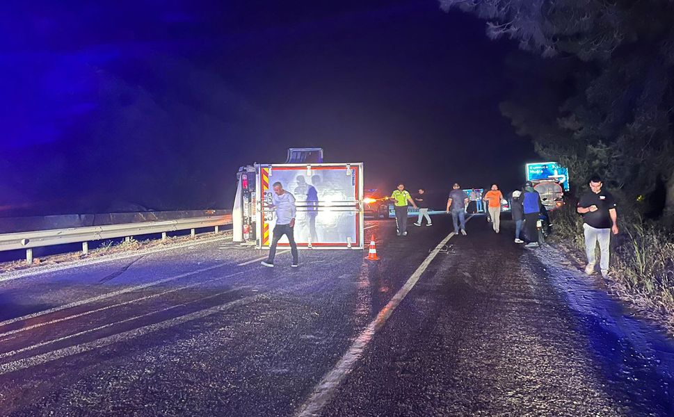Antalya'da yola dökülen mazot kazaya neden oldu