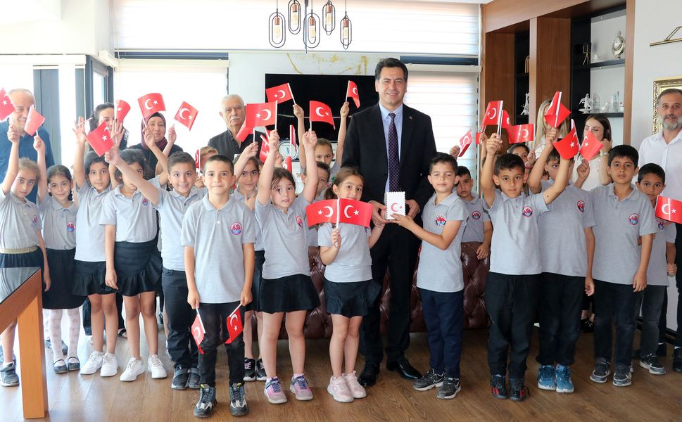 Alanya'da 2'nci sınıf öğrencileri, harçlıklarını TSKGV'ye bağışladı