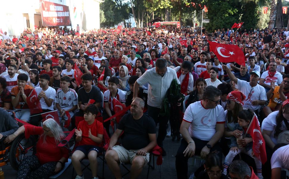 Antalya'daki sporseverler milli takımın yenilgisine üzüldü