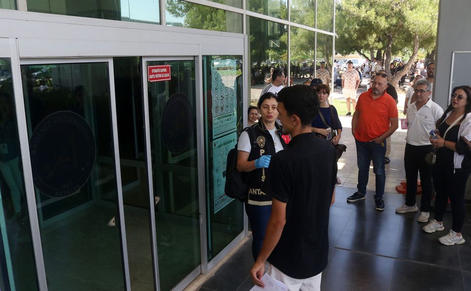 Aracını park edemeyince sınava geç kalan aday içeri alınmadı
