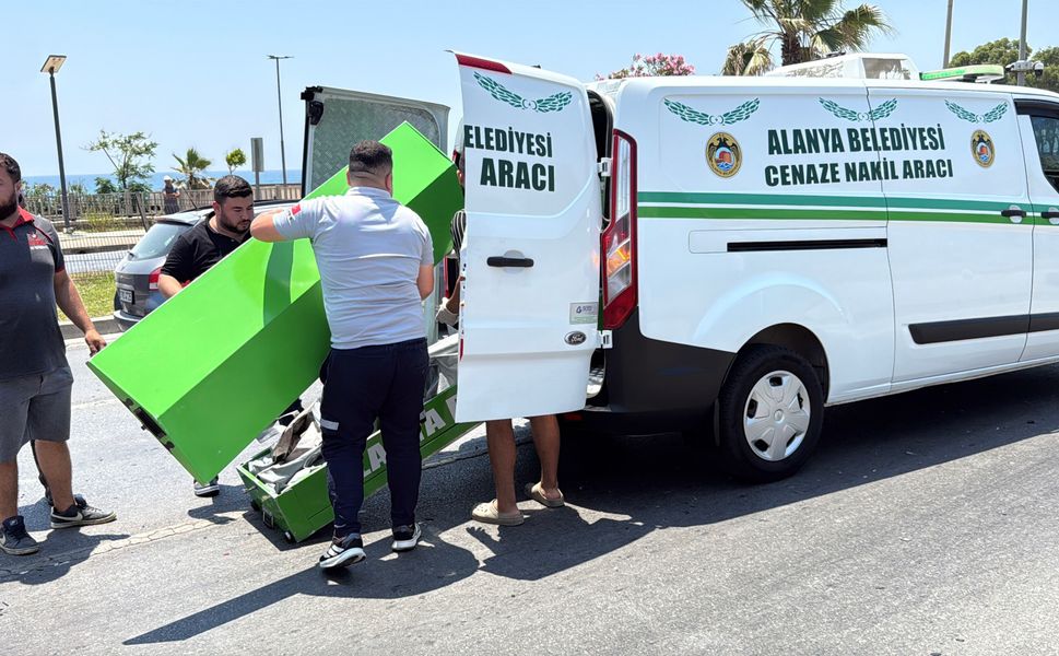 Alanya'da kamyonetle çarpışan motosikletli öldü