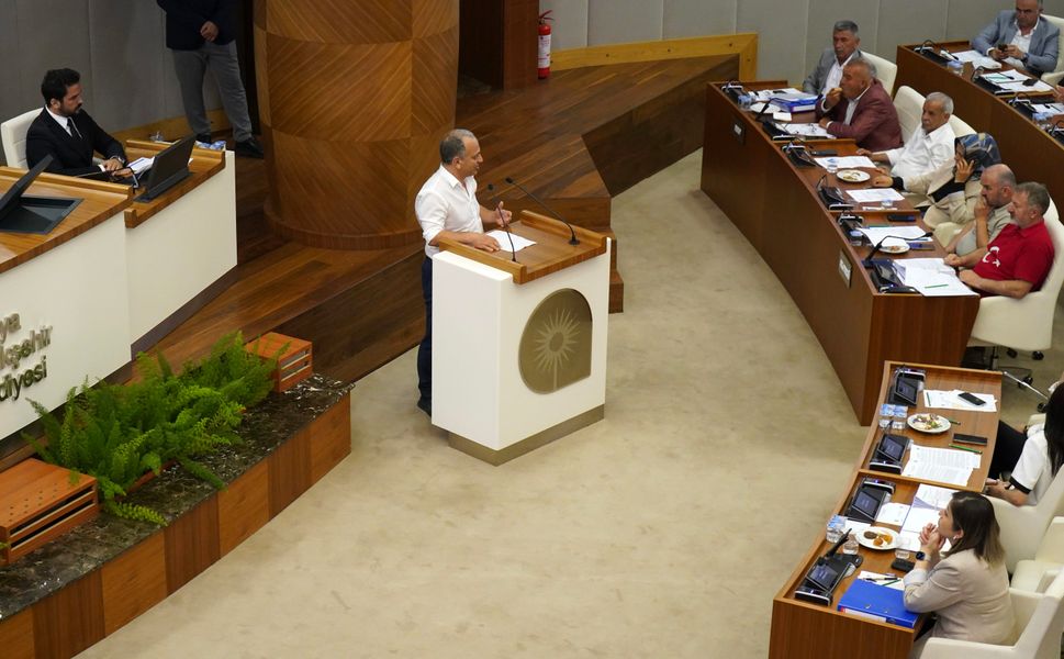 Antalya Büyükşehir Meclisi'nde trafik, sinek ve demokrasi tartışması