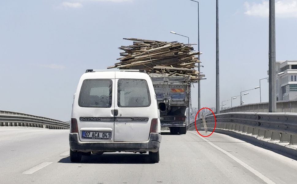 Antalya'da ahşap yüklü kamyonun tehlikeli ilerleyişi