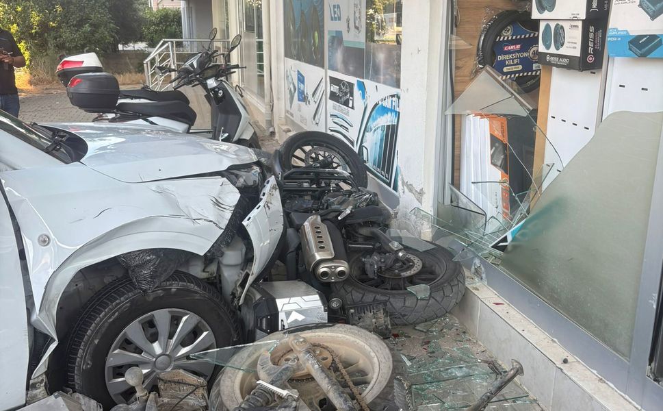 Antalya'da aracıyla kaldırımı aşıp iş yerine çarptı