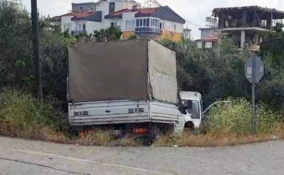 Antalya'da çarpışan 2 araç bahçeye uçtu