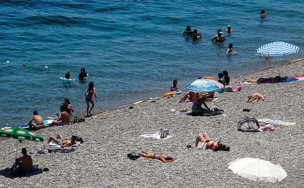 Antalya'da hava sıcaklığı 38 derece oldu, sahillerde yoğunluk yaşandı