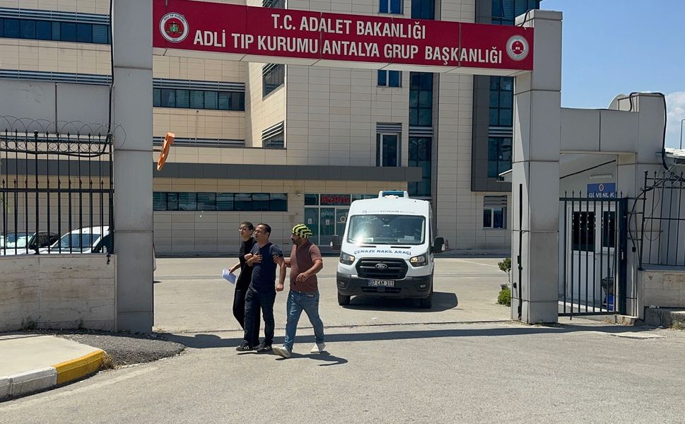 Antalya'da motosikletiyle bariyerlere çarptı: Yaşamını yitirdi
