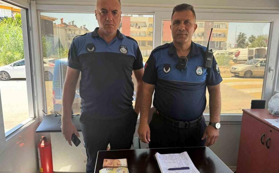 Antalya'da sahte dövizle alışveriş yapmak isterken yakalandı
