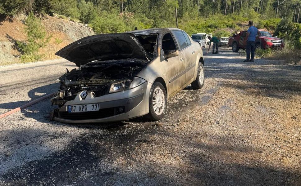 Antalya'da seyir halindeki otomobil yandı