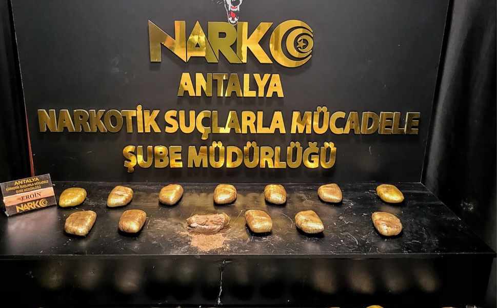 Antalya'da uyuşturucu taşıyan 3 şüpheli tutuklandı