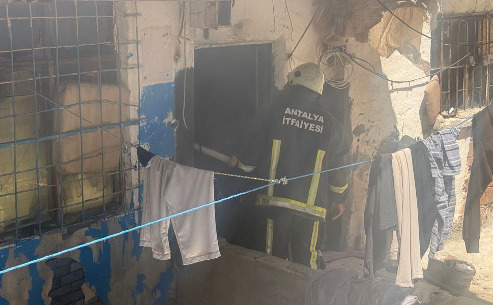 Gecekondudaki yangını itfaiye söndürdü