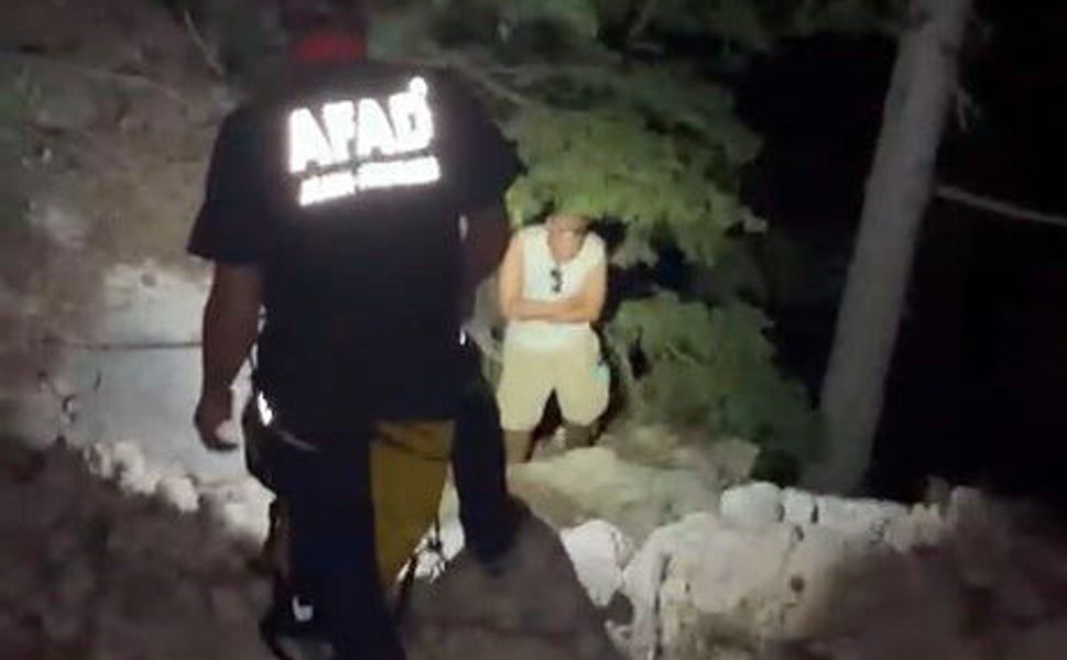 Manzara izlemek isterken mahsur kaldı, 8 saatlik operasyonla kurtarıldı