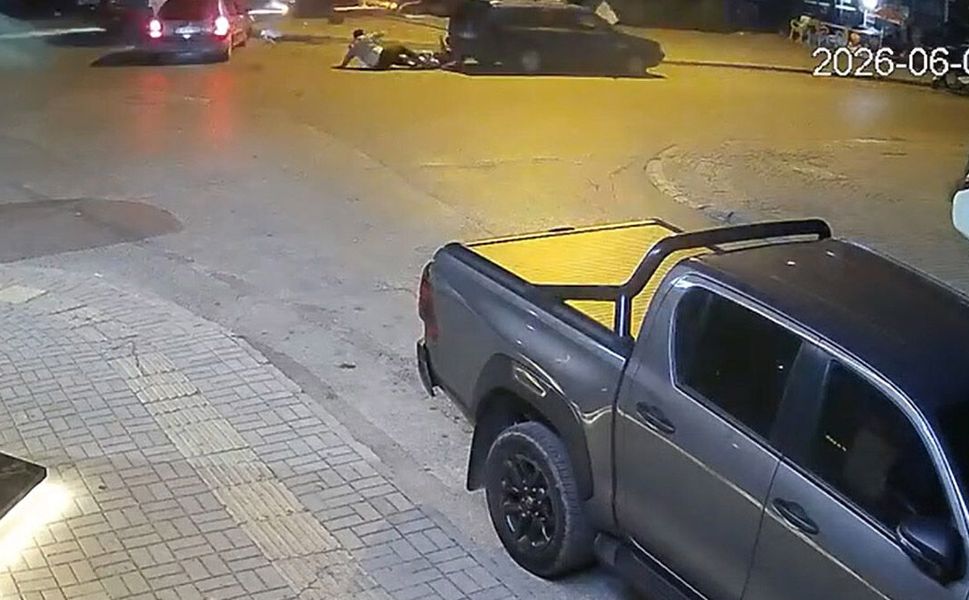 Motosikletle otomobilin çarpıştığı kaza kamerada