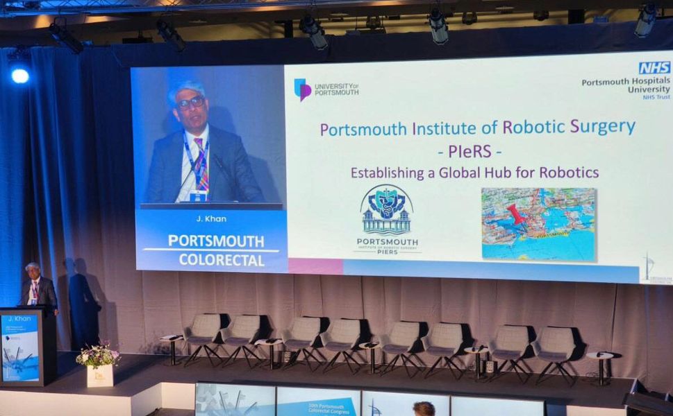Türk cerrahtan İngiltere'de robotik canlı ameliyat