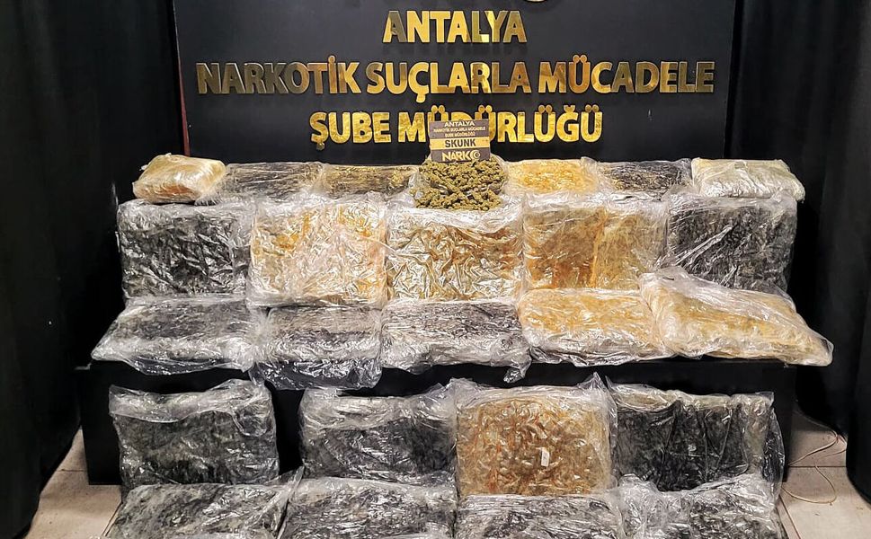 Antalya'da büyük operasyon: 34 kilo skunk ele geçirildi