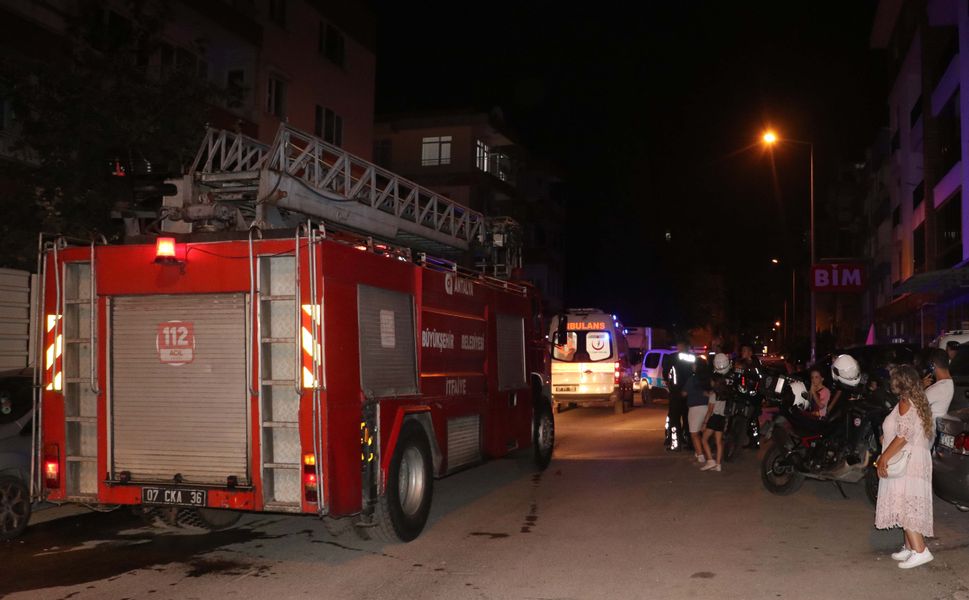 Antalya'da kentsel dönüşümdeki apartmanda yangın