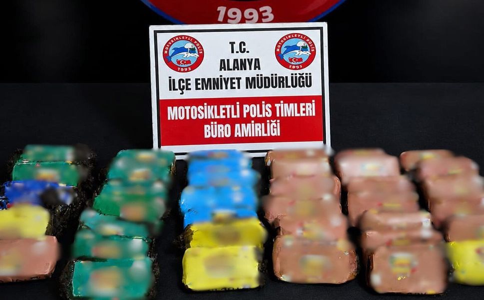Alanya'da motosikletli operasyon: 4 Kilodan fazla esrar ele geçirildi