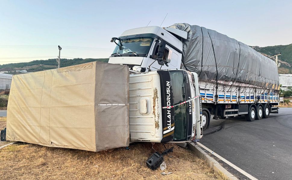 Gazipaşa'da TIR ile kamyonet çarpıştı: 1 yaralı