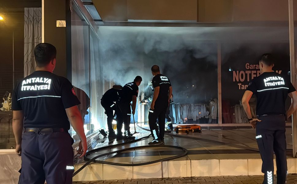 Antalya'da bilgisayar tamir dükkanı yandı