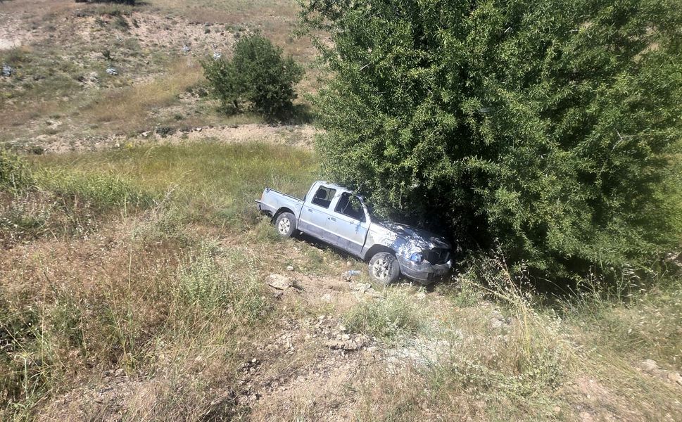 Kamyonet dereye uçtu: 2 yaralı