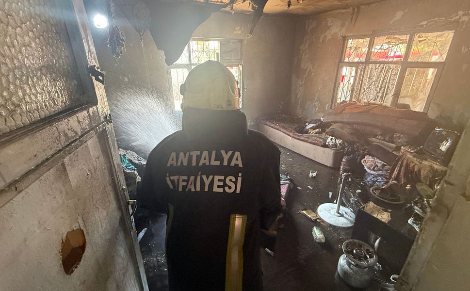 Antalya'da müstakil evlerde eş zamanlı yangın