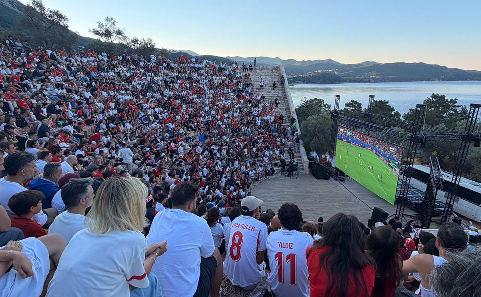 Milli maç Antiphellos Antik Tiyatrosu'nda izlendi