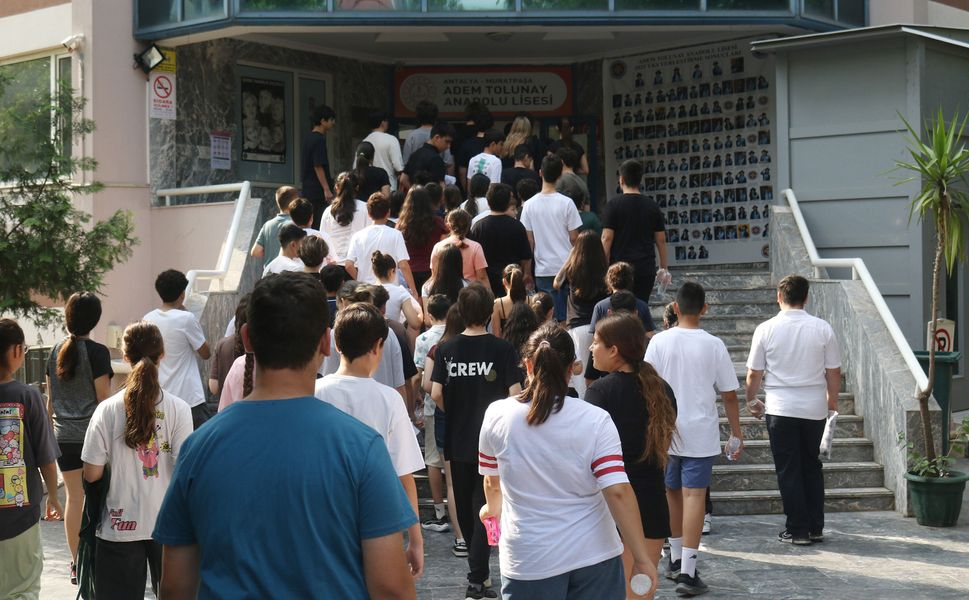 Öğrenciler LGS'de terledi, aileleri piknik havasında çocuklarını bekledi