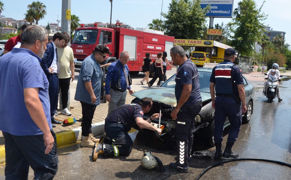 Antalya'da otomobildeki yangın sulama aracıyla söndürüldü
