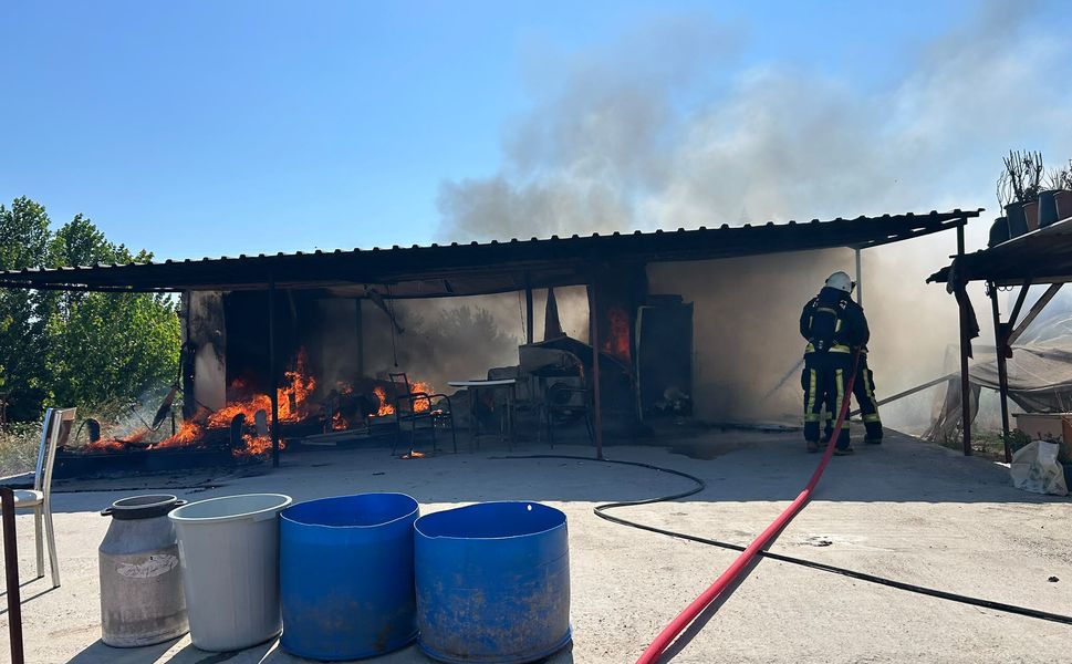 Antalya'da prefabrik evde yangın çıktı