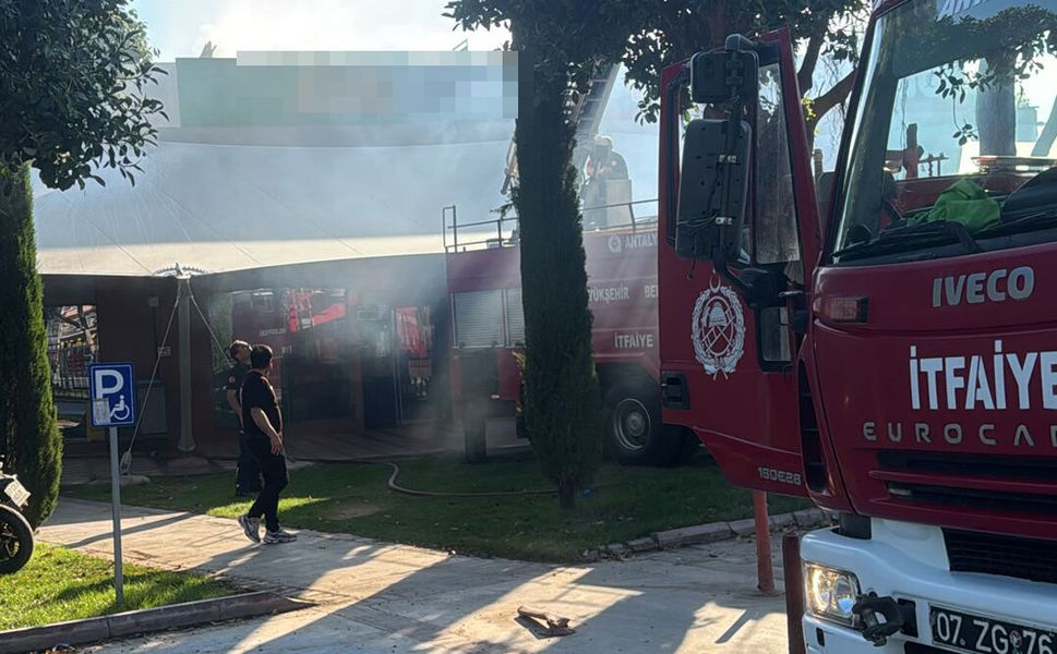 Antalya'da restoran çatısında yangın