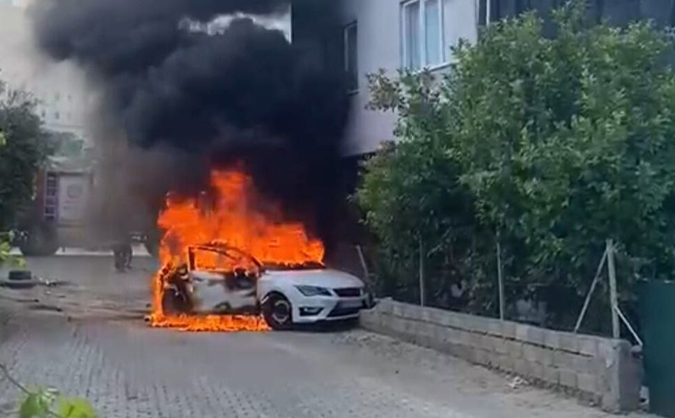 Antalya  seyir halindeki otomobil yandı