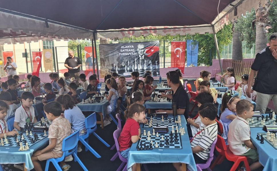 Alanya’da minik satranççılar büyük heyecan yaşadı