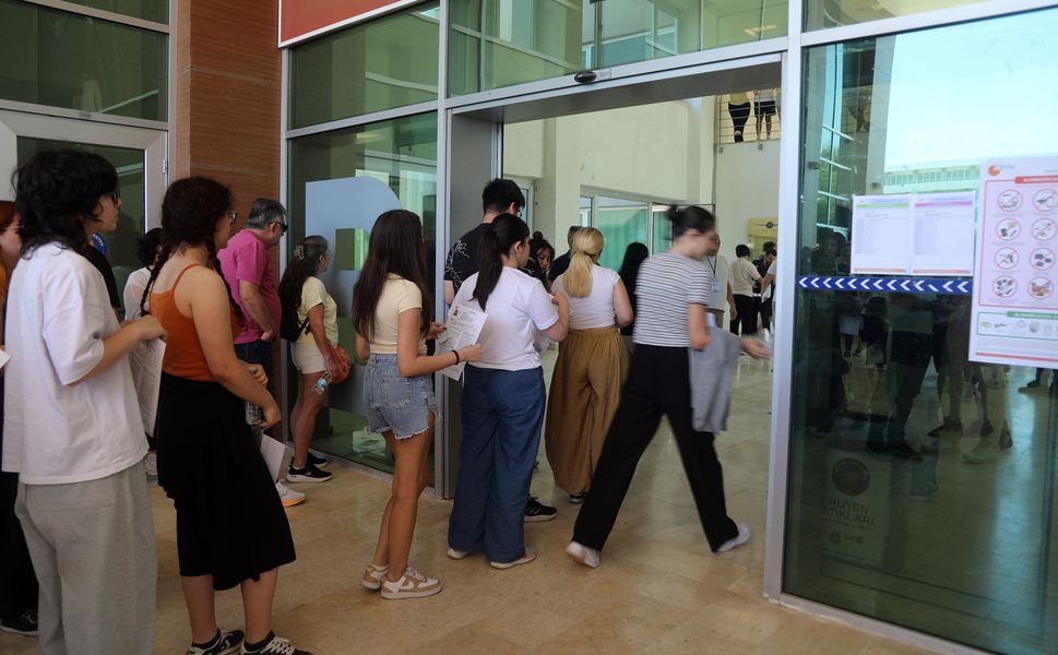 Sınava son anda yetişen adaylara velilerden alkışlı destek