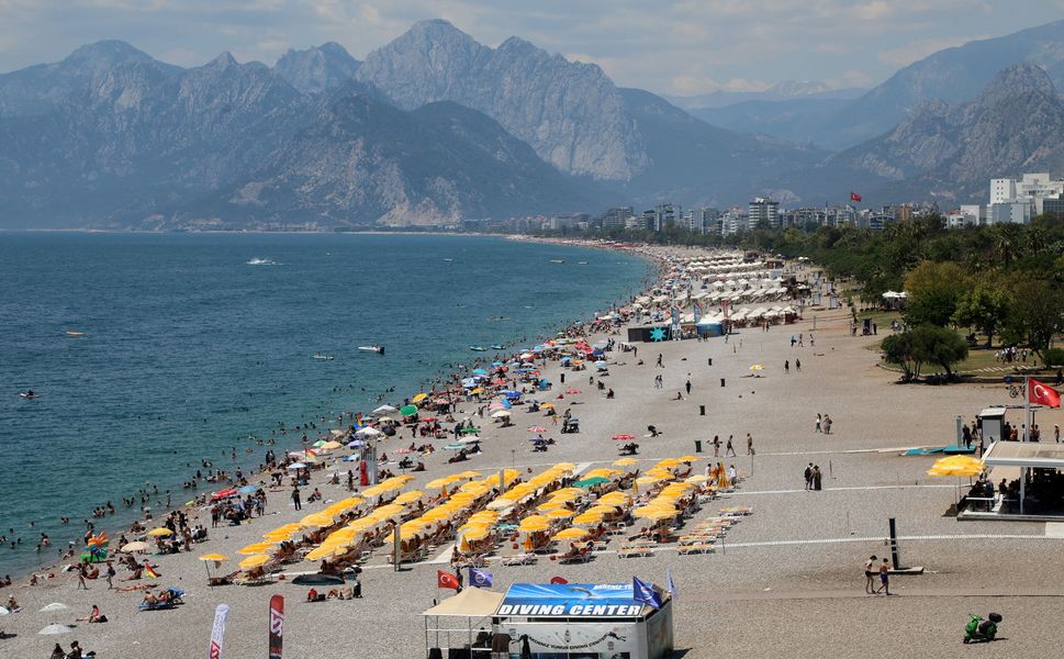 Antalya'da sıcak hava bunalttı, sahiller doldu taştı