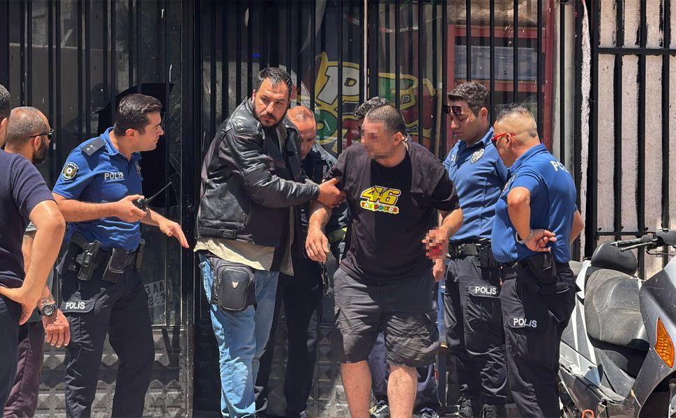 Üzerine benzin döküp kendisini iş yerine kilitledi
