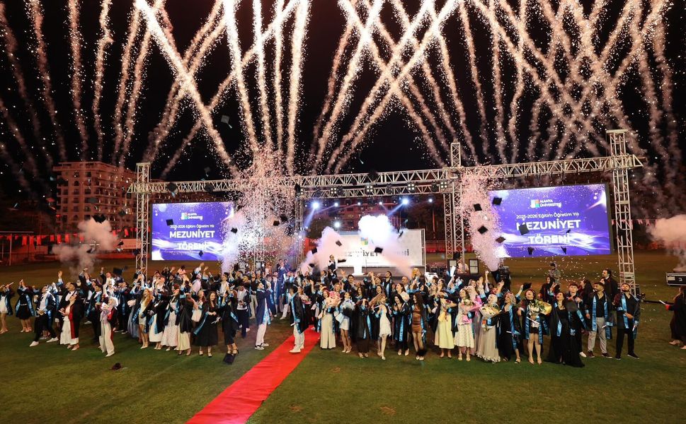 Alanya Üniversitesi mezunlarını coşkuyla uğurladı